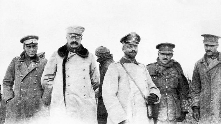 Oficiales alemanes y británicos reunidos en una zona conocida como la tierra de nadie en la navidad de 1914. Foto: MIRRORPIX VIA GETTY IMAGES