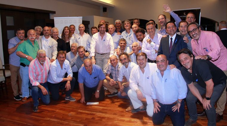 ¡Qué grupito! Una reunión divertida y con onda.