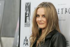 alicia silverstone se desnuda por una buena causa