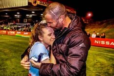 Rhali Dobson y su novio, quien además le pidió casamiento tras el partido. Foto: Vanguardia