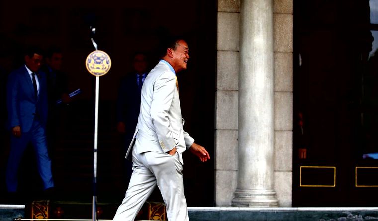 Srettha Thavisin, sale de una conferencia de prensa tras ser despedido de su cargo por violar normas. éticas. Foto: EFE