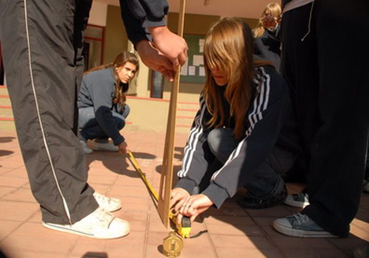 Alumnos del Magisterio realizan la medición. Foto: Ivana González/MDZ