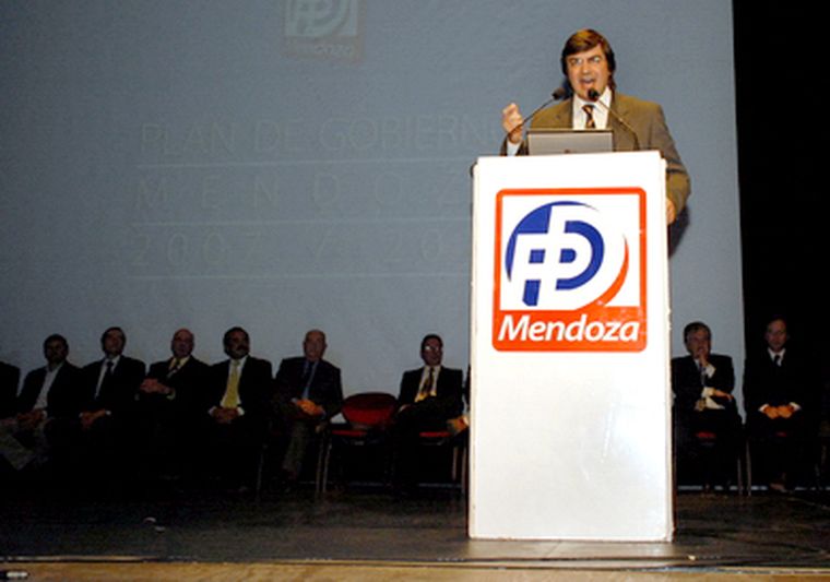 En el momento que habla De Marchi, candidato a gobernador por el PD. Foto: Nacho Gaffuri / MDZ