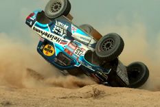 La Toyota sufrió algunos daños pero sigue en carrera. Foto: Captura