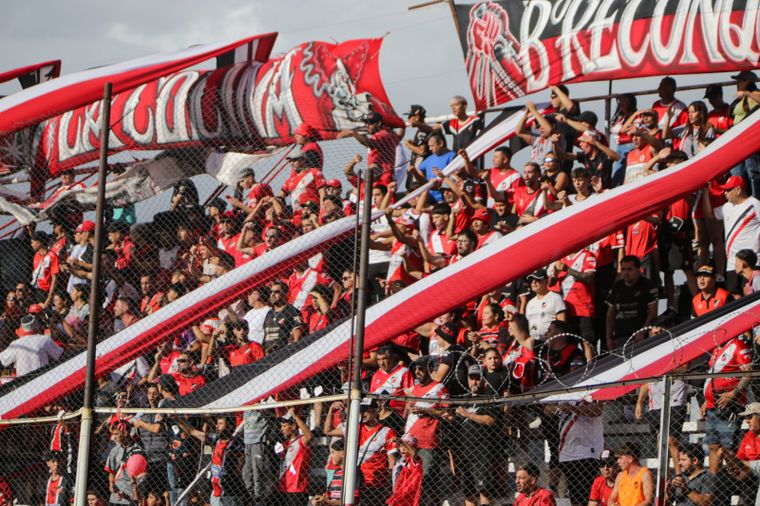 Hinchada de Maipú.jpg