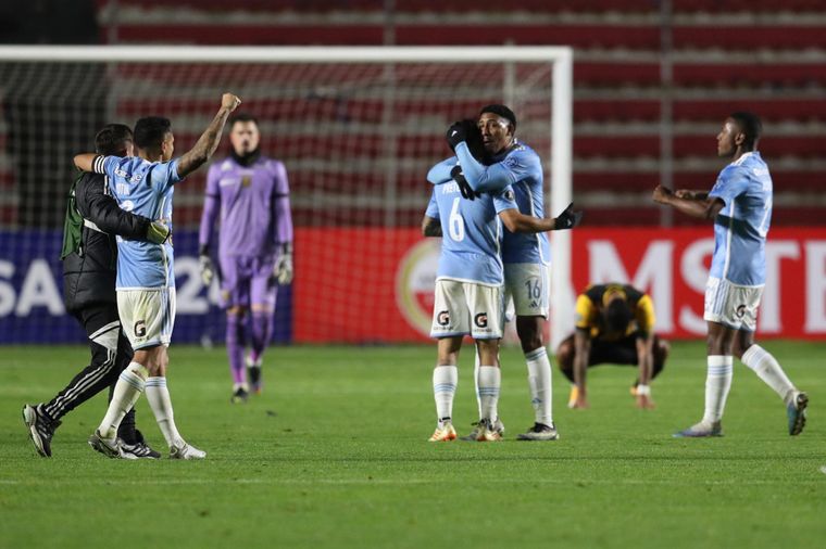 Cristal ganó en Brasil y dejó el grupo al rojo vivo. Foto: EFE