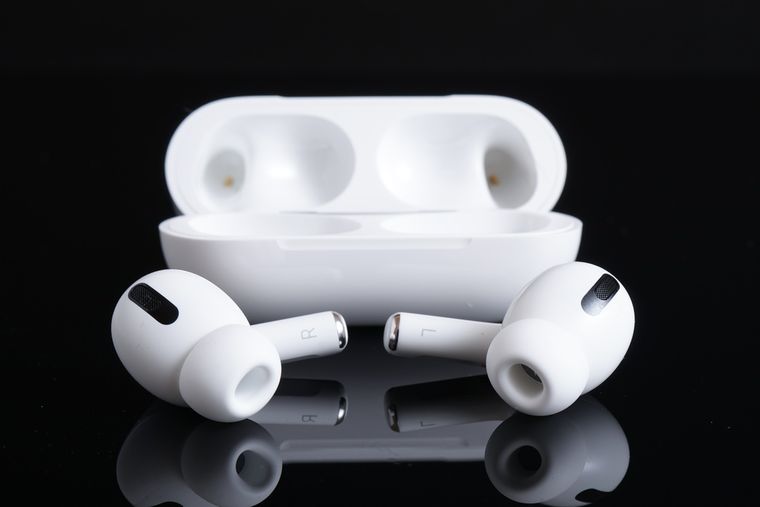 Los AirPods de Apple podrían incluir cámaras y convertirse en un accesorio clave de la IA. Los AirPods de Apple podrían incluir cámaras y convertirse en un accesorio clave de la IA.
