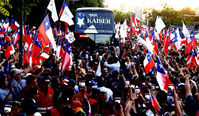 Chile tendrá elecciones presidenciales y las fuerzas políticas cierra campañas. Foto Efe