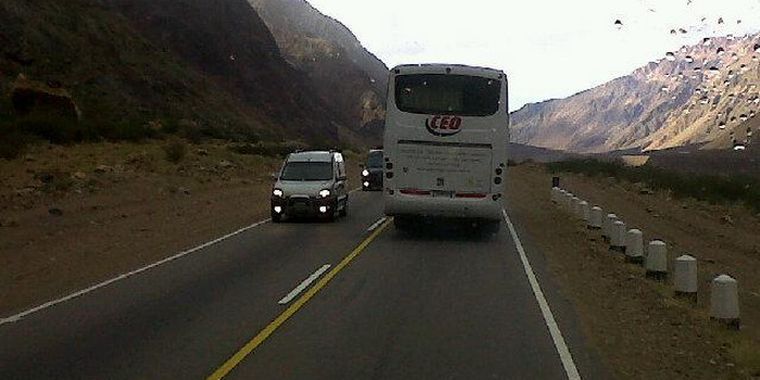 Dos imprudencias, pasar en un lugar prohibido con la cercanía de otro auto. Dos imprudencias, pasar en un lugar prohibido con la cercanía de otro auto.