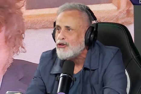 El periodista sorprendió a todos con la información. El periodista sorprendió a todos con la información.