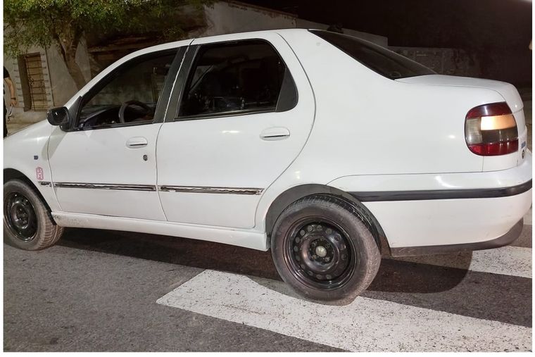 El Fiat Siena blanco recuperado en Maipú. El Fiat Siena blanco recuperado en Maipú.