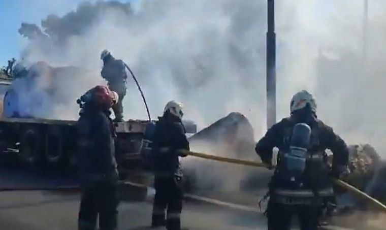 El camión que se incendió llevaba papel Foto: Captura de video
