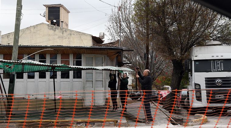 El dueño de Barloa intentando reconstruir el techo que fue derribado por el viento Zonda. Foto: ALF PONCE MERCADO / MDZ
