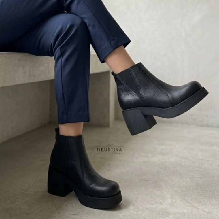 Las botas de colores oscuros están en tendencia. Las botas de colores oscuros están en tendencia. 