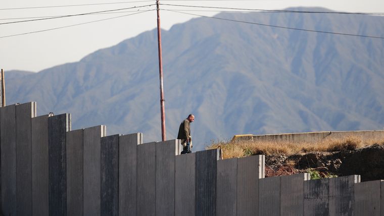 Se reactivó la construcción del muro de la UNCuyo. Foto: Walter Moreno/Mdz