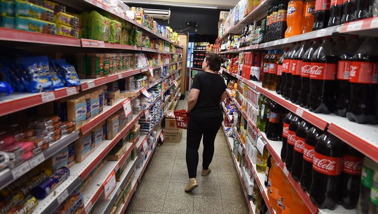 La gente busca los mejores precios en las góndolas, donde la inflación todavía sigue instalada Foto: Santiago Tagua/MDZ