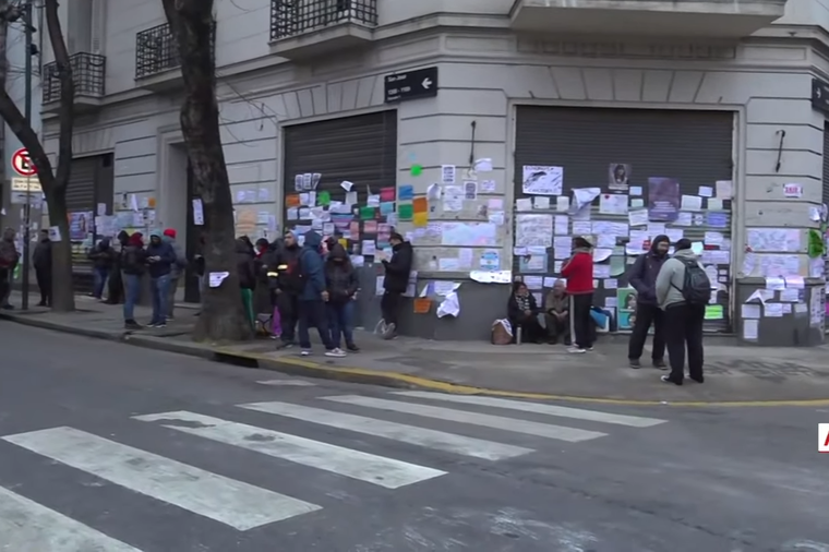 Un grupo de militantes retomó la vigilia frente al domicilio de Cristina Fernández de Kirchner tras el desalojo de la Policía de la Ciudad.