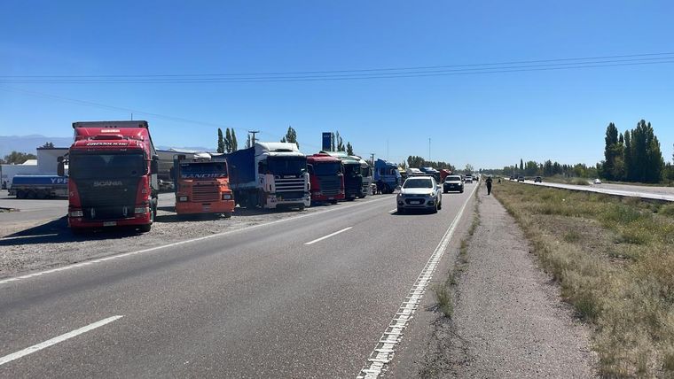 Camioneros protestan por el aumento del precio del gasoil.