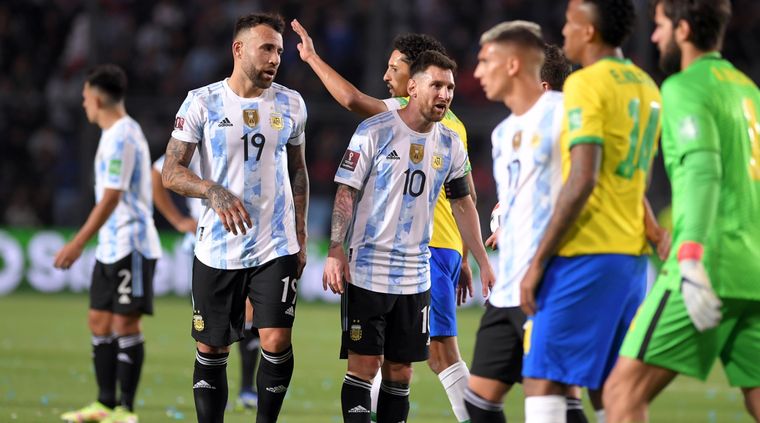 Richarlison, delantero de Brasil, salió lesionado en el Tottenham 2 - Everton 0 de este sábado. Foto: TELAM