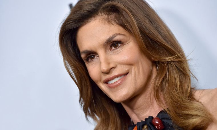 Cindy Crawford apuesta por un tipo de bikini clásica, que nunca falla, con corte triángulo y escote halter. Foto: Instagram
