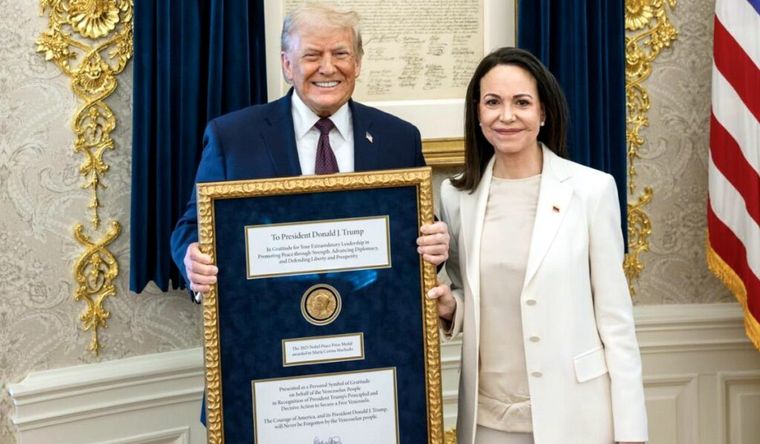 Momento en que María Corina Machado regala su Nobel a Donald Trump. Foto Efe Momento en que María Corina Machado regala su Nobel a Donald Trump. Foto Efe