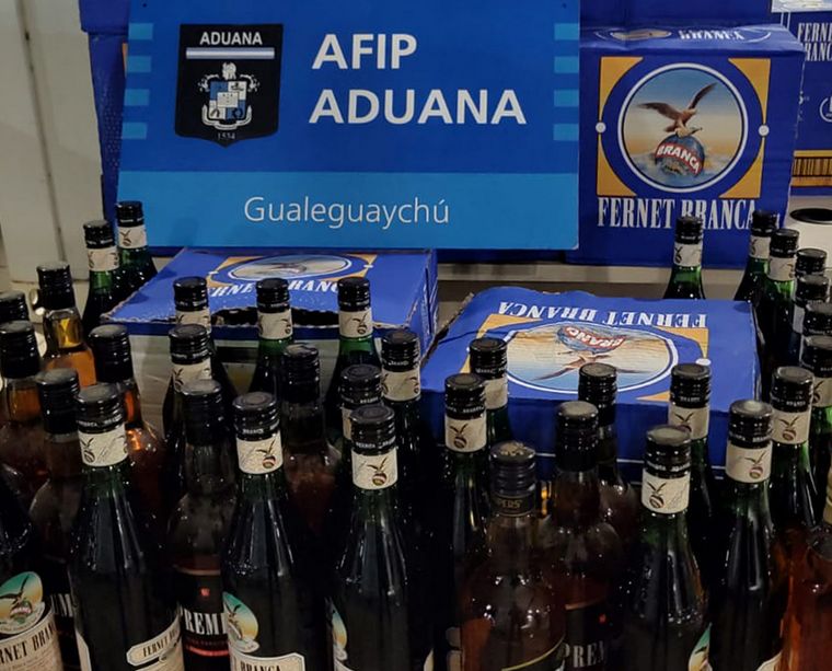Intentaron cruzar casi 600 botellas de fernet y más de 200 de whisky a Uruguay pero los descubrió la Aduana  Foto: Afip Aduana