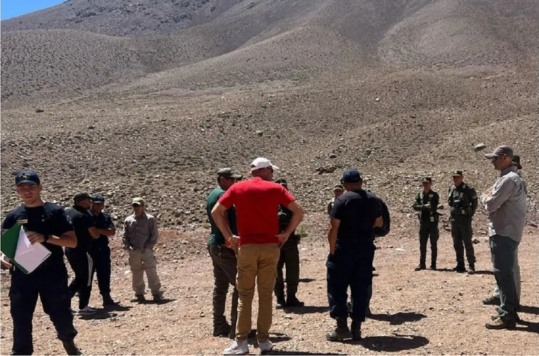 Las autoridades en el lugar tras el deceso del andinista Foto: Gentileza