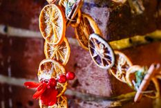 Navidad y una decoración casera: guirnalda hecha con naranjas secas. Imagen: Future.