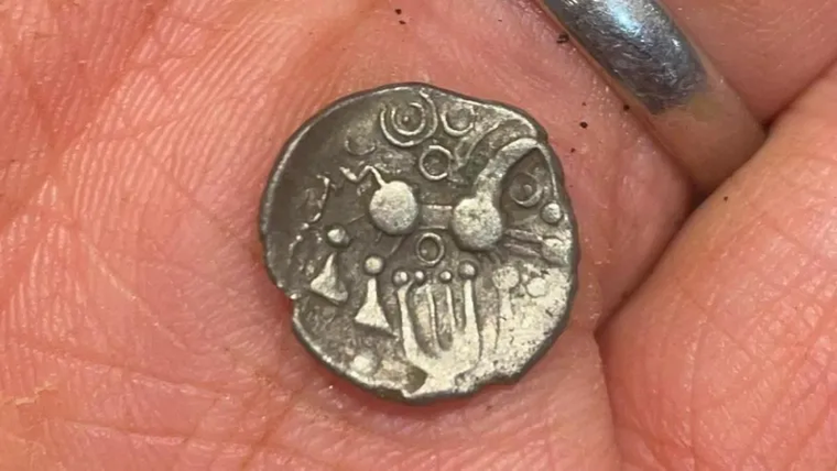 Las monedas de oro y plata aparecieron en un campo de Inglaterra y el hallazgo fue datado entre los años 20 y 60 antes de Cristo. Las monedas de oro y plata aparecieron en un campo de Inglaterra y el hallazgo fue datado entre los años 20 y 60 antes de Cristo.