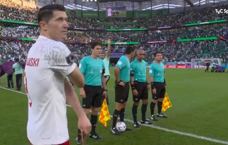 Lewandowski debió aguardar por un minuto para que apareciera el capitán de Arabia Saudita para el sorteo.
