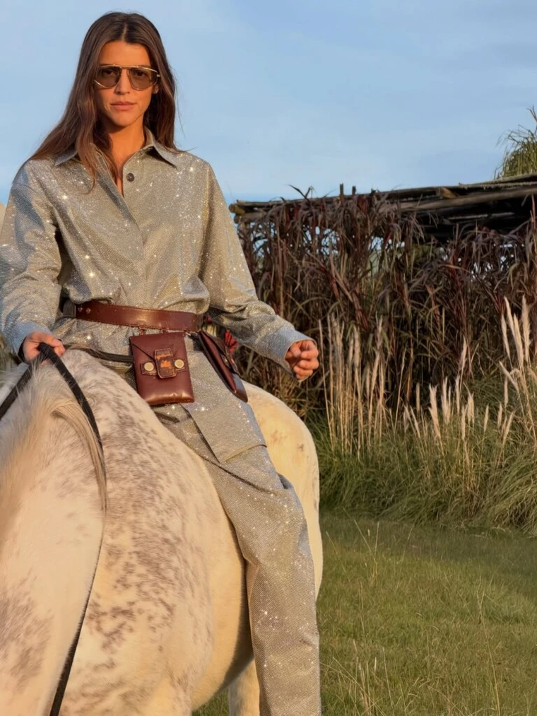 La actriz combinó la estética rural con un conjunto metalizado de Stella McCartney. La actriz combinó la estética rural con un conjunto metalizado de Stella McCartney.