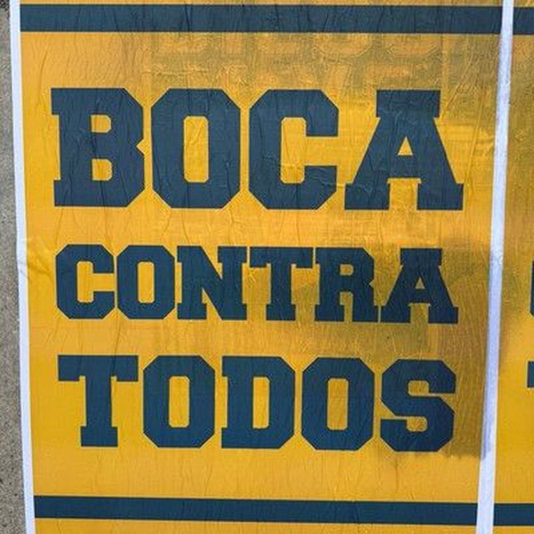 Los carteles que aparecieron este jueves en los alrededores de la Bombonera. Los carteles que aparecieron este jueves en los alrededores de la Bombonera.