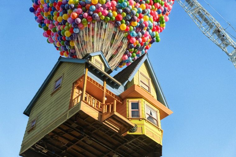 La icónica casa de la película de Pixar Up que elevada por 8.000 globos ya se puede alquilar por Airbnb Foto: Airbnb