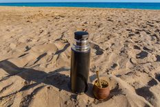 El pueblo de El Cóndor se extiende donde el río Negro se encuentra con el mar.