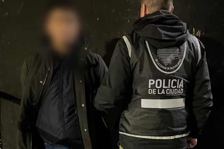 El abusador luego de ser detenido en el estadio Monumental. El abusador luego de ser detenido en el estadio Monumental.