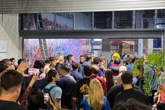 Ahora, los socios de San Lorenzo en la puerta de la sede del club. Foto: X Ahora, los socios de San Lorenzo en la puerta de la sede del club. Foto: X