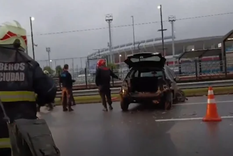 Uno de los vehículos involucrados en el choque quedó practicamente destruido. Uno de los vehículos involucrados en el choque quedó practicamente destruido.