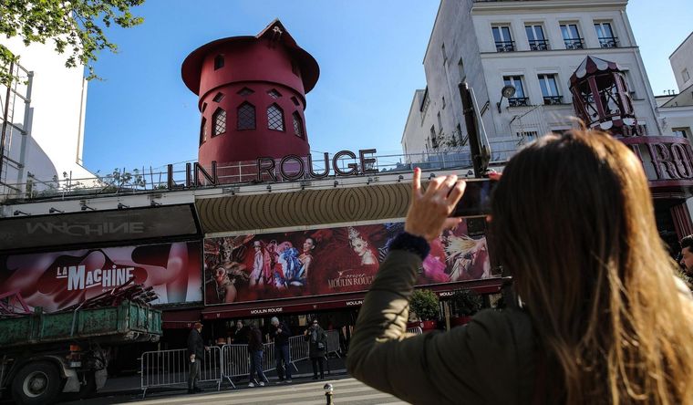El Moulin Rouge sin aspas, en París. Foto: Efe.