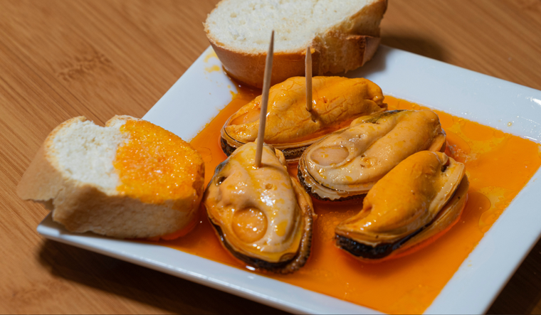 En España, esta receta se volvió popular en las conservas gallegas, especialmente en la región de las Rías Baixas, famosa por sus mejillones de alta calidad.
