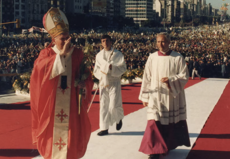 El día que Juan Pablo II dio una multitudinaria misa en la avenida 9 de Julio el 12 de abril de 1987.