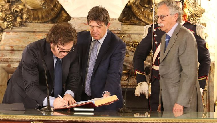 Javier Milei ordenó la disolución de áreas clave del sistema de salud nacional.