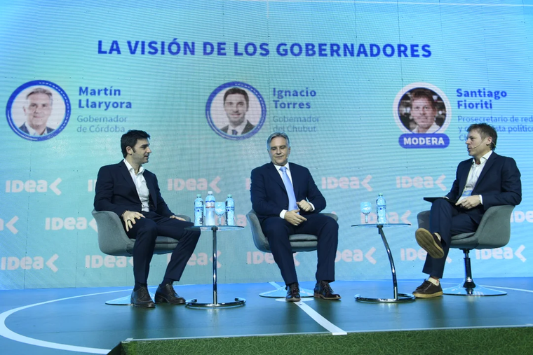 El gobernador de Chubut, Ignacio Torres, y de Córdoba, Martín Llaryora, en el 61° coloquio de IDEA en Mar del Plata.