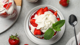 Sencillo y delicioso: fresas con crema batida en minutos Foto: Shutterstock