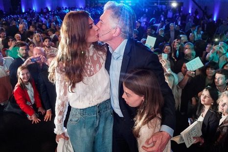 Juliana Awada y su esposo, Mauricio Macri, en la presentación de su nuevo libro. Foto: Instagram.