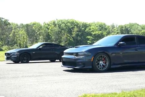 Ford Mustang vs Dodge Charger Foto: Sam CarLegion