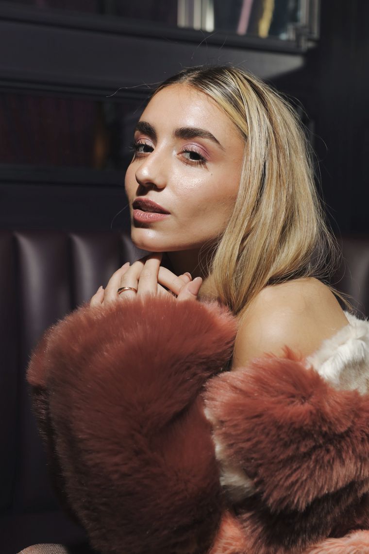 Vicky colaboró con Valentino, L'Oreal e Yves Saint Laurent. Vicky colaboró con Valentino, L'Oreal e Yves Saint Laurent.