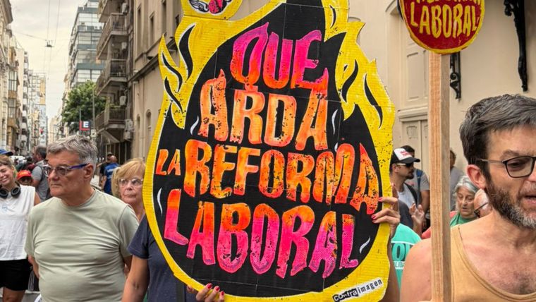 Algunos de los carteles contra la reforma laboral. Algunos de los carteles contra la reforma laboral.