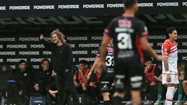 Insua volvió a enojarse cuando le preguntaron por los fallos arbitrajes que favorecieron a Barracas en La Plata. 