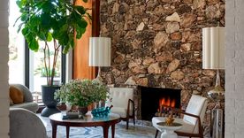 No hace falta saturar el espacio (casa o departamento) para lograr un estilo retro. Foto: Nathan Schroder para Maestri Studio