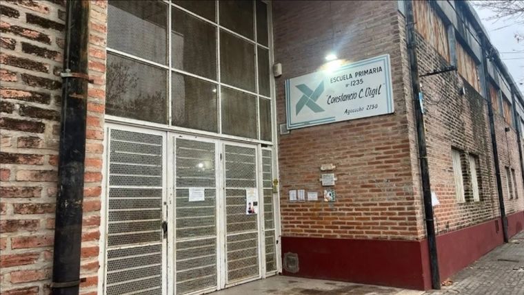 Una escuela en Rosario despertó con un cartel mafioso en sus rejas. Foto: Noticias Argentinas